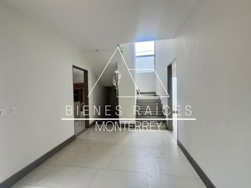 Casa en  Venta en Laderas de Caranday con amplio patio y a precio de oportunidad.