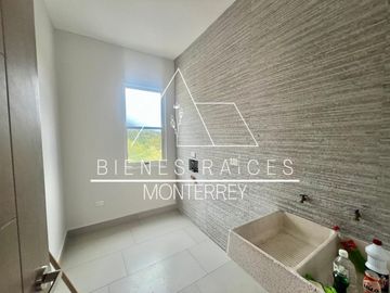 Casa en  Venta en Laderas de Caranday con amplio patio y a precio de oportunidad.