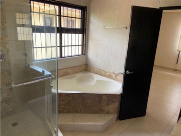 Casa en venta en Clayton Embassy Club
