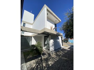 VENTA CASA 3 DORMITORIOS EN EN BARRIO CERRADO LAS CAÑITAS-MALAGUEÑO 