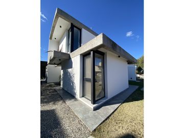 VENTA CASA 3 DORMITORIOS EN EN BARRIO CERRADO LAS CAÑITAS-MALAGUEÑO 
