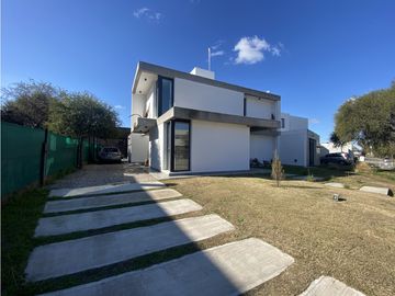 VENTA CASA 3 DORMITORIOS EN EN BARRIO CERRADO LAS CAÑITAS-MALAGUEÑO 