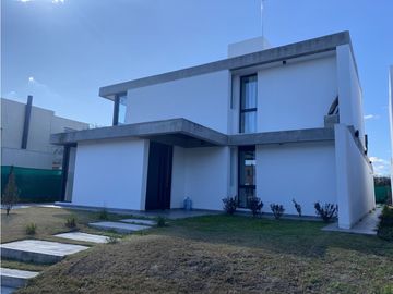 VENTA CASA 3 DORMITORIOS EN EN BARRIO CERRADO LAS CAÑITAS-MALAGUEÑO 