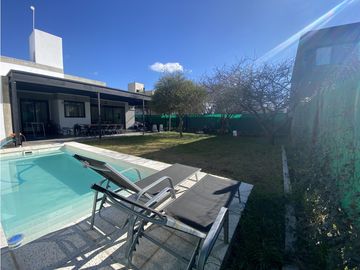 VENTA CASA 3 DORMITORIOS EN EN BARRIO CERRADO LAS CAÑITAS-MALAGUEÑO 