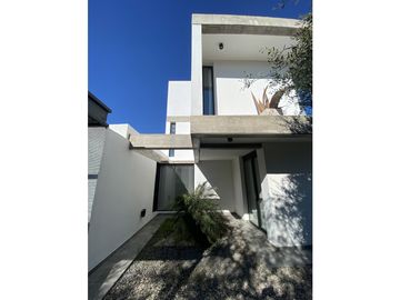 VENTA CASA 3 DORMITORIOS EN EN BARRIO CERRADO LAS CAÑITAS-MALAGUEÑO 