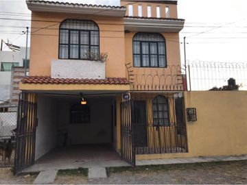 Renta Casa Con Jardín Y Acceso Controlado Zona Zavaleta, UDLAP