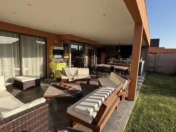 Oportunidad Parque brisas Norte ! Amplio terreno ! Dentro de condominio !