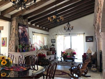 Hermosa Casa estilo Mexicano, amplia en fraccionamiento campestre muy seguro