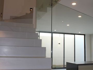 HERMOSA CASA DE DISEÑADOR EN FRACC CAPITAL SUR