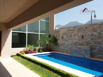 La Joya Privada Residencial -CARRETERA NACIONAL- VENTA Casa 450 m2 EN ESQUINA con Alberca