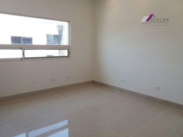 La Joya Privada Residencial -CARRETERA NACIONAL- VENTA Casa 450 m2 EN ESQUINA con Alberca