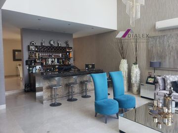 La Joya Privada Residencial -CARRETERA NACIONAL- VENTA Casa 450 m2 EN ESQUINA con Alberca