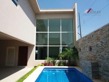 La Joya Privada Residencial -CARRETERA NACIONAL- VENTA Casa 450 m2 EN ESQUINA con Alberca