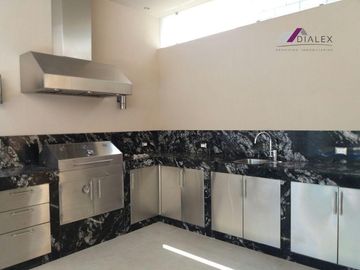 La Joya Privada Residencial -CARRETERA NACIONAL- VENTA Casa 450 m2 EN ESQUINA con Alberca