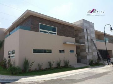 La Joya Privada Residencial -CARRETERA NACIONAL- VENTA Casa 450 m2 EN ESQUINA con Alberca