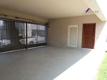 La Joya Privada Residencial -CARRETERA NACIONAL- VENTA Casa 450 m2 EN ESQUINA con Alberca