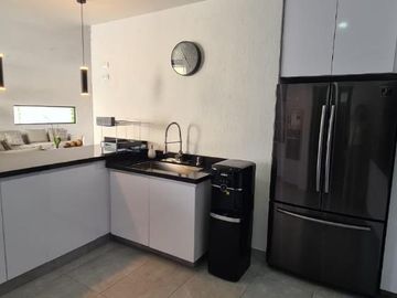 Casa con alberca en Los Robles, Coto Helechos
