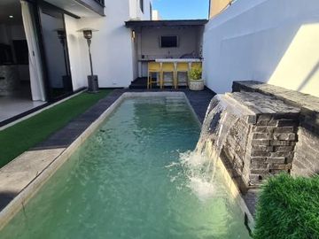 Casa con alberca en Los Robles, Coto Helechos