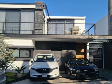 Casa con alberca en Los Robles, Coto Helechos