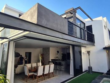 Casa con alberca en Los Robles, Coto Helechos