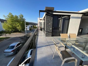 Casa con alberca en Los Robles, Coto Helechos