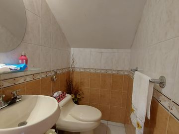 OPORTUNIDAD CASA RENTERA DE 2 DEPARTAMENTOS