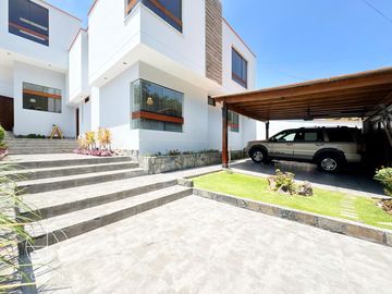 Casa frente a parque en Álamos de Monterrico, Surco