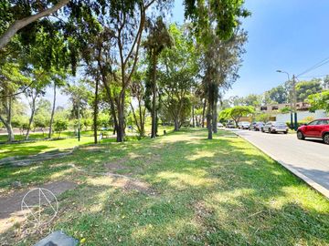 Casa frente a parque en Álamos de Monterrico, Surco