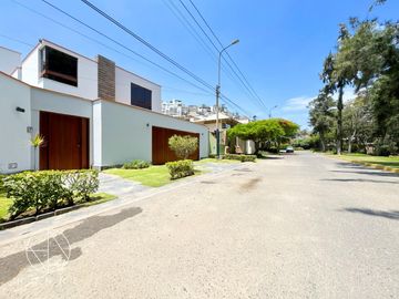Casa frente a parque en Álamos de Monterrico, Surco