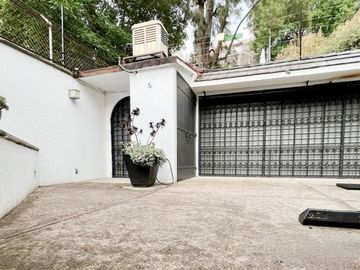 CASA EN VENTA EN LOMAS DE LAS ÁGUILAS CALLE CERRADA