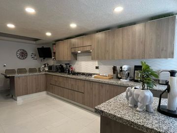 CASA EN VENTA EN LOMAS DE LAS ÁGUILAS CALLE CERRADA