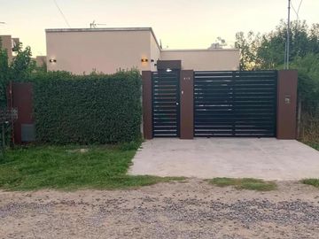 Casa en venta . 2 Dormitorios 1 Baño - Cochera - 260Mts2 - Lisandro Olmos