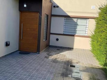 Casa en venta . 2 Dormitorios 1 Baño - Cochera - 260Mts2 - Lisandro Olmos