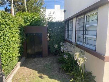 Casa en venta . 2 Dormitorios 1 Baño - Cochera - 260Mts2 - Lisandro Olmos