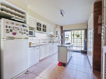 CASA - VENTA - 4 AMB - JARDIN - PISCINA - PARRILLA - COCHERAS - VILLA DEL PARQUE