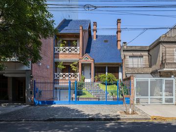 CASA - VENTA - 4 AMB - JARDIN - PISCINA - PARRILLA - COCHERAS - VILLA DEL PARQUE