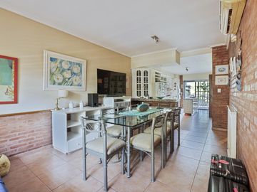 CASA - VENTA - 4 AMB - JARDIN - PISCINA - PARRILLA - COCHERAS - VILLA DEL PARQUE