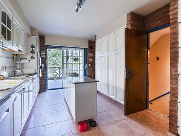 CASA - VENTA - 4 AMB - JARDIN - PISCINA - PARRILLA - COCHERAS - VILLA DEL PARQUE