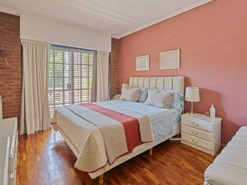 CASA - VENTA - 4 AMB - JARDIN - PISCINA - PARRILLA - COCHERAS - VILLA DEL PARQUE