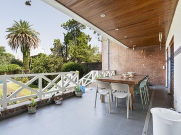CASA - VENTA - 4 AMB - JARDIN - PISCINA - PARRILLA - COCHERAS - VILLA DEL PARQUE
