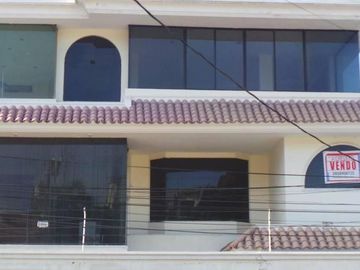 CASA EN VENTA EN URBANIZACIÓN SANTA CECILIA, GUAYAQUIL