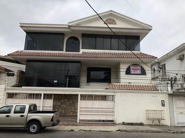 CASA EN VENTA EN URBANIZACIÓN SANTA CECILIA, GUAYAQUIL