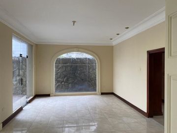 CASA EN VENTA EN URBANIZACIÓN SANTA CECILIA, GUAYAQUIL