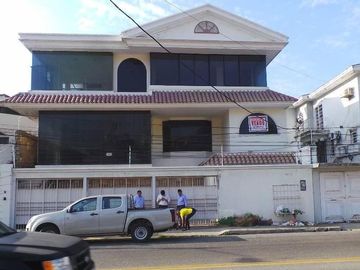 CASA EN VENTA EN URBANIZACIÓN SANTA CECILIA, GUAYAQUIL