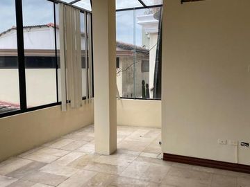 CASA EN VENTA EN URBANIZACIÓN SANTA CECILIA, GUAYAQUIL