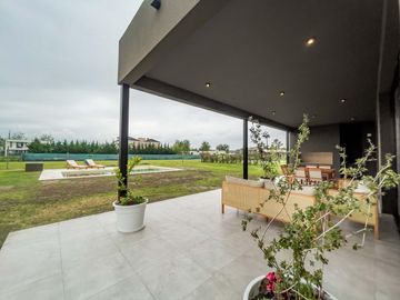 VENTA - Casa 3 Dormitorios con Pileta  - Barrio Puerto Roldán