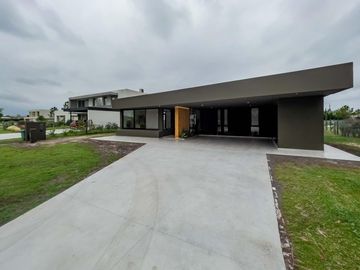 VENTA - Casa 3 Dormitorios con Pileta  - Barrio Puerto Roldán
