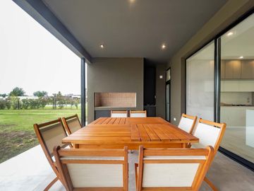 VENTA - Casa 3 Dormitorios con Pileta  - Barrio Puerto Roldán