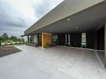 VENTA - Casa 3 Dormitorios con Pileta  - Barrio Puerto Roldán