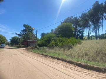 Lote en venta en Nueva Atlantis a cuatro cuadras del mar sobre calle Alfonsina Storni y Quinteros